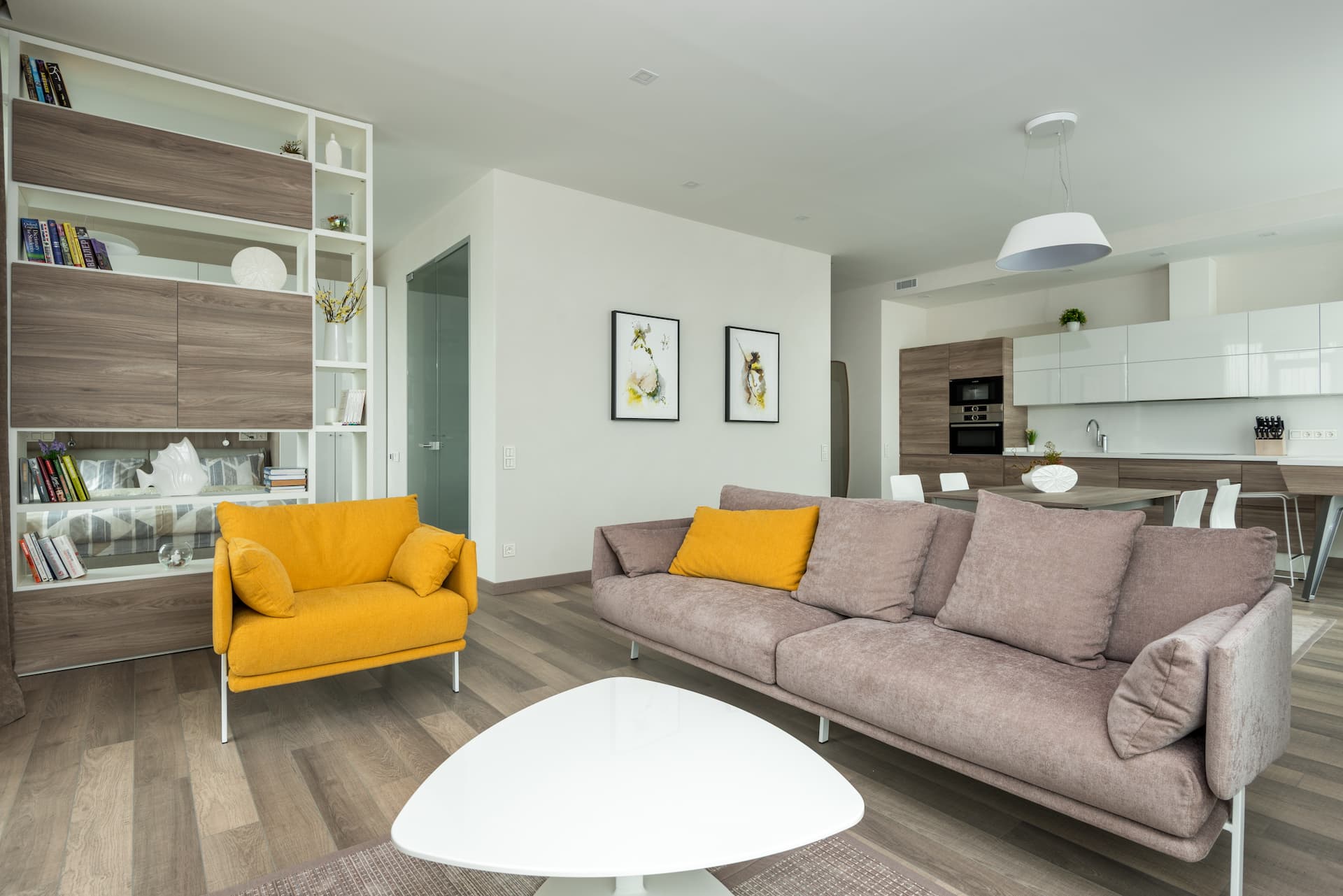 Salón de vivienda con suelo laminado